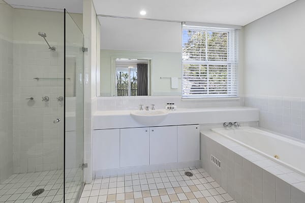 Oaks Cypress Lakes Resort 1 Bedroom Premier Villa Bathroom